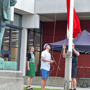 Årets første hhx-student 2023 hejser flaget