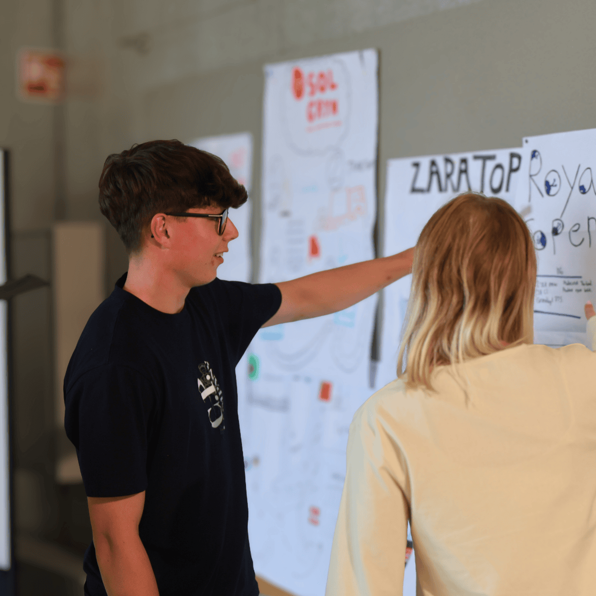 Elever samarbejder i studiemiljø